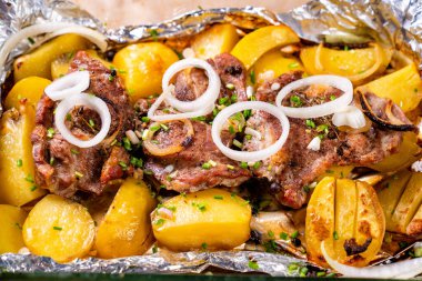 Folyo kaplı domuz boyunlu, patatesli. Kapat.