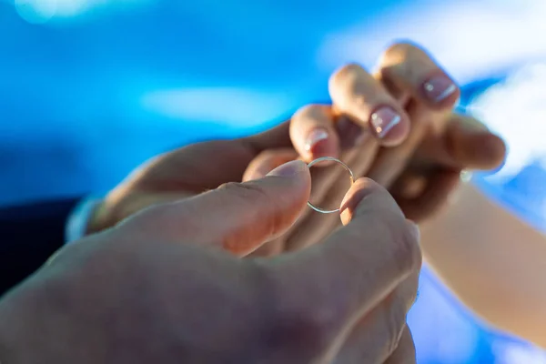 The bride and groom put on each other rings. — Stock Photo, Image