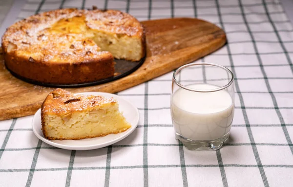 Afgesneden deel zelfgemaakte taart en glazen melk houten — Stockfoto