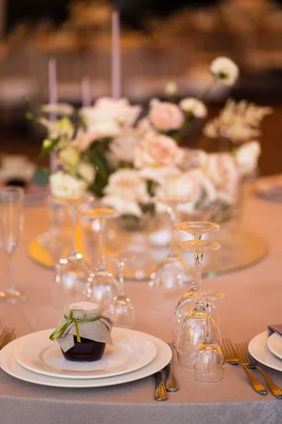 Mesa de ajuste con mantel blanco sin alimentos — Foto de Stock