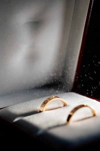 Anillo de bodas de oro están en una caja blanca para joyas — Foto de Stock