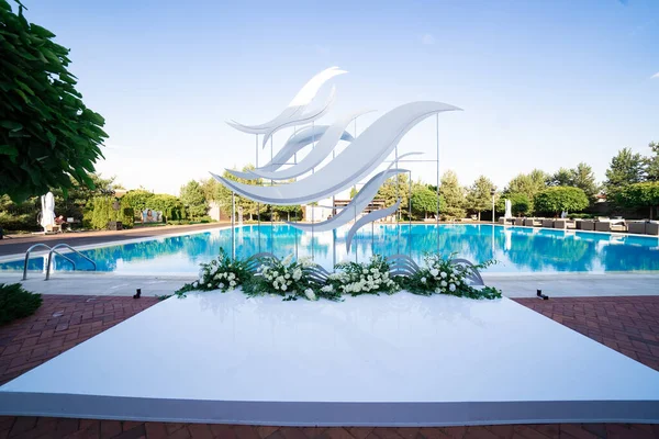 Área para la ceremonia al aire libre en el fondo de la piscina —  Fotos de Stock