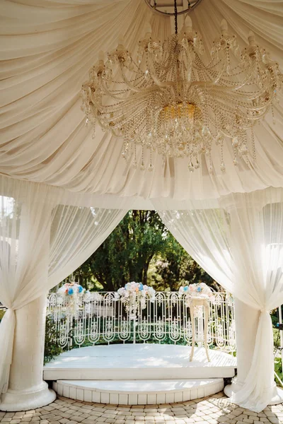 Rotunda features chandelier decorated for wedding — Stock Photo, Image