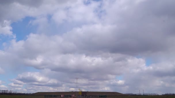Aikakierrokset. pilvet liikkuvat taivaalla pellon yllä — kuvapankkivideo