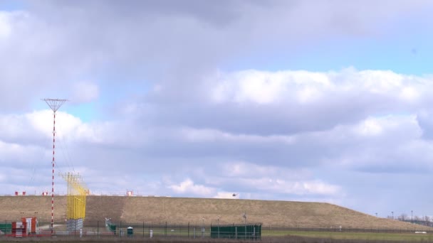 16.03.2020机场Platov距离直升机地面 — 图库视频影像