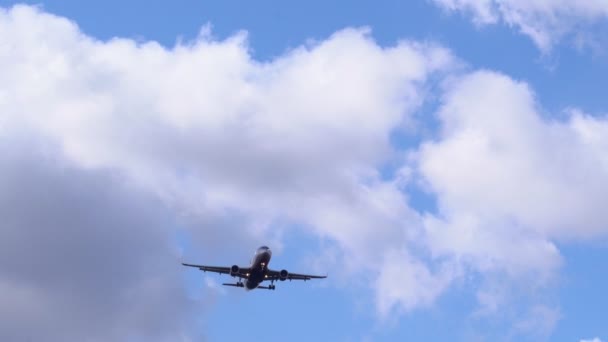 Airbus A320 landning på flygplatsen Platov 16.03.2020 — Stockvideo