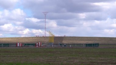 Işık sistemi uzaktan havaalanına iniyor..