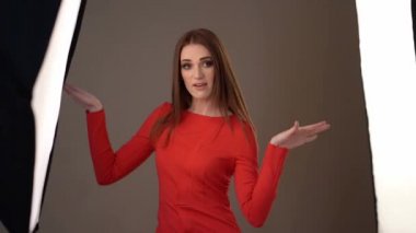 Kırmızı elbiseli ateş eden kız dans ediyor. sahne arkası