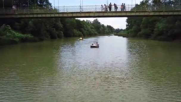 Goryachy Kluch, Schastliviy Brücke, Fluss Psekups — Stockvideo