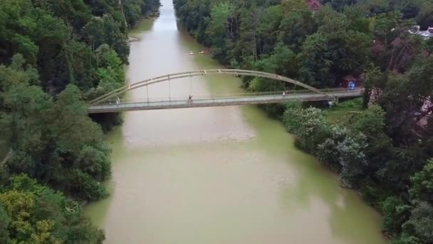 Goryachy Kluch, Schastliviy Brücke, Fluss Psekups — Stockvideo