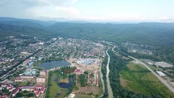 Goryachy Kluch, над містом і озером Krugloe — стокове відео