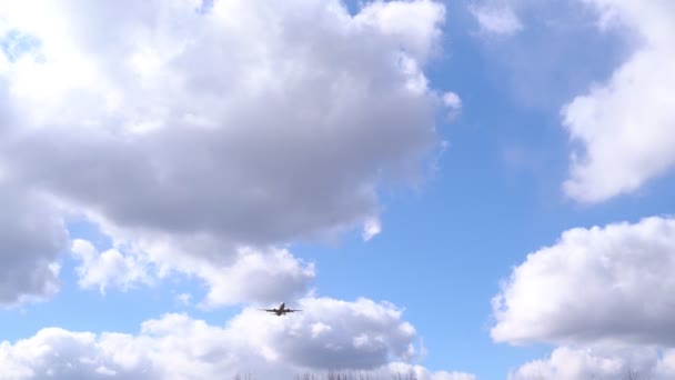 Boeing 737 landning på flygplatsen Platov 16.03.2020 — Stockvideo