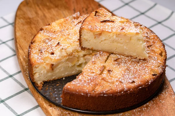 Tagliare parte torta fatta in casa pan su tavola di legno . — Foto Stock