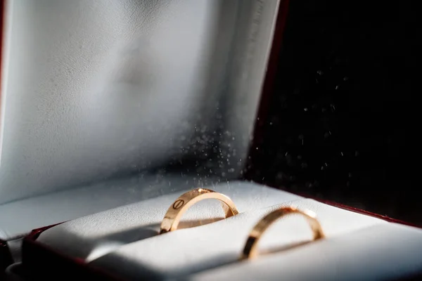 Anillo de bodas de oro están en una caja blanca para joyas — Foto de Stock