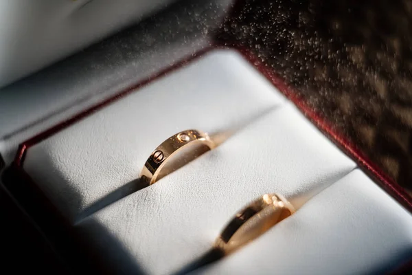 Anillo de bodas de oro están en una caja blanca para joyas — Foto de Stock