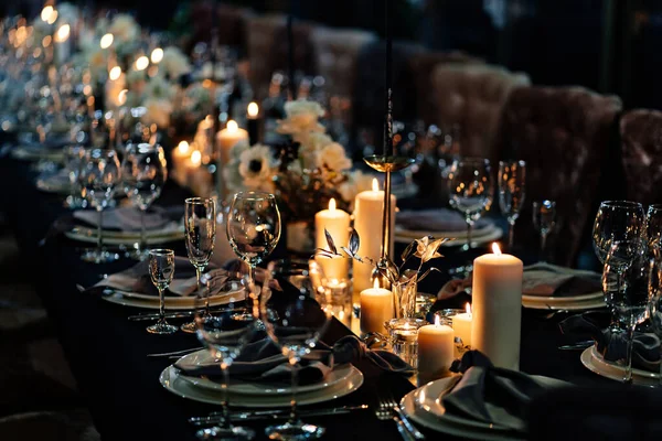 Velas de ajuste de mesa festivas para fiesta de boda — Foto de Stock