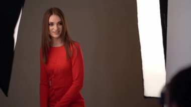 Sahne arkasında kız öpücüğü, fotoğrafçı.
