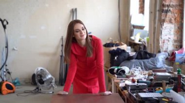 Kırmızılı kız masanın üstünde sürünüyor.