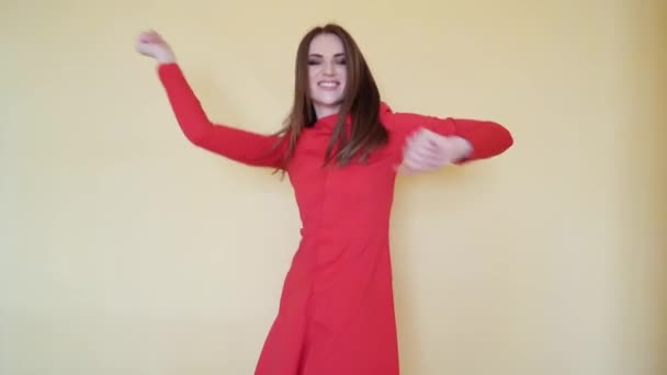 Chica en vestido rojo con el pelo largo oscuro se divierte — Vídeo de stock