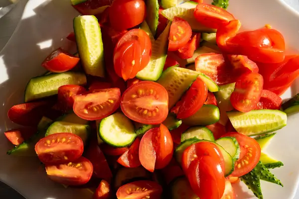 Uma salada de tomates fatiados e pepinos . — Fotografia de Stock