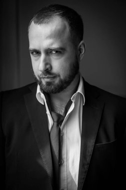 Takım elbiseli ve kravatlı bir adamın portresi.