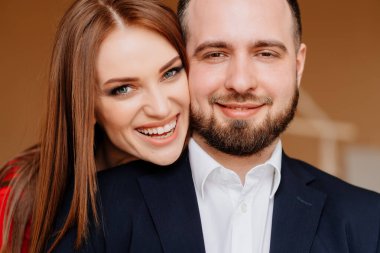 Yakından bakınca güzel aşıklar erkek ve kadın gülümsüyor