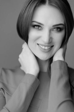 Kırmızılı güzel kız. Saçlarını elinde tutuyor. 