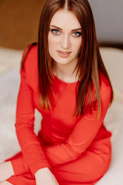 Portré gyönyörű lány hosszú haj piros közelről — Stock Fotó