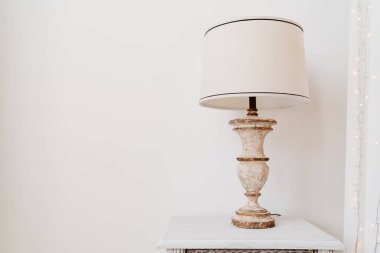 Gölgeli, pastel renkli klasik masa lambası.
