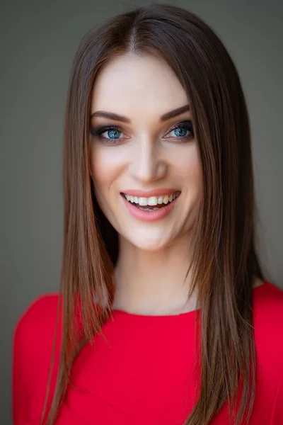 Close-up retrato bela menina cabelo longo em vermelho — Fotografia de Stock