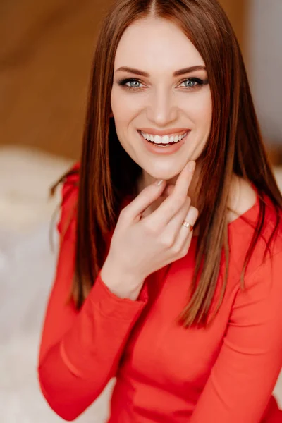 Porträt schöne Mädchen lange Haare in rot lacht — Stockfoto