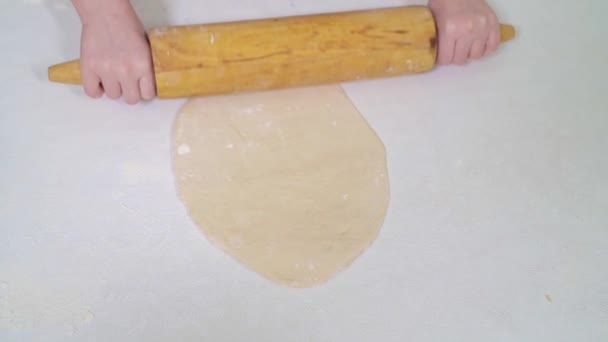 Μωρό χέρι έλασης ζύμη πίτσα με πλάστη. — Αρχείο Βίντεο