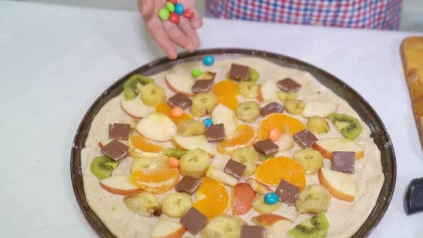 Enfants bonbons colorés à la main saupoudrer pizza sucrée — Video