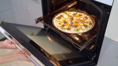 Kız fırını içinde tatlı pizzayla kapatıyor..