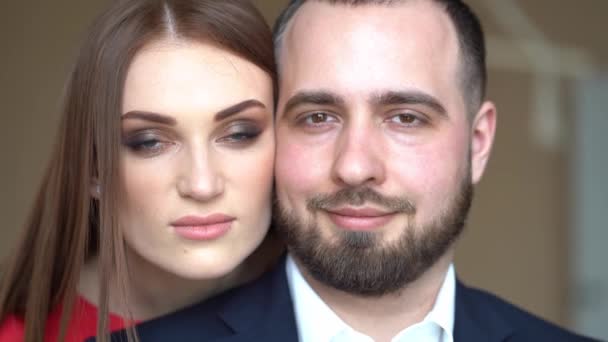 Belo casal homem e mulher beijo bochecha closeup — Vídeo de Stock