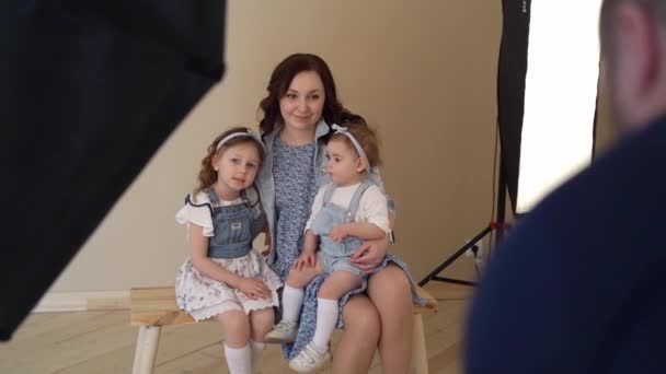 Estudio detrás del escenario disparar mamá con dos hijas — Vídeo de stock