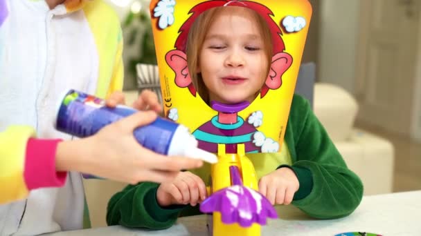 Маленькая девочка играет в пирог в лицо — стоковое видео