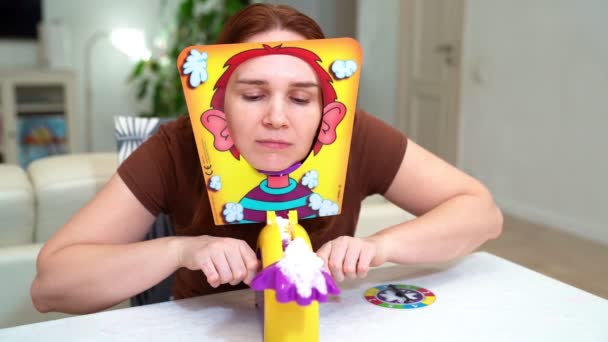 Vrouw mam spelen een taart in het gezicht — Stockvideo