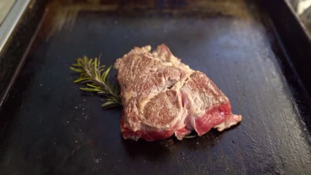 Il fumo nasce da un pezzo di carne con rosmarino — Video Stock