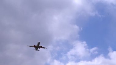 16.03.2020 Boeing 737 havaalanı Platov 'a iniyor.