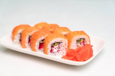 Philadelphia ruloları ve zencefil tabakta.