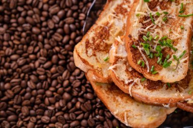 Yakın plan. Kısmen kızarmış ekmek ve kahve çekirdekleri.. 