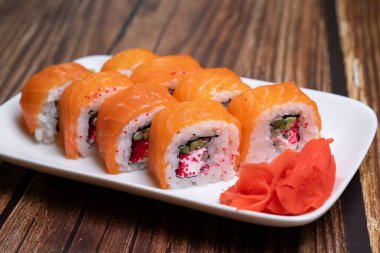 Philadelphia ruloları ve zencefil tabakta. ahşap