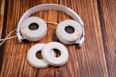 Eski beyaz kulaklığa damar tıkanıklığı gerekiyor.