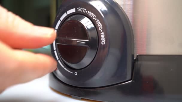 Hors thermostat sur mini friteuse pour la maison. gros plan — Video