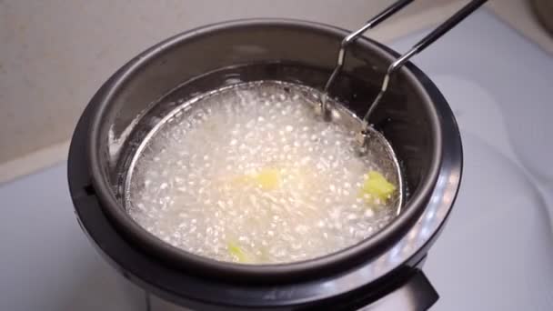 Huile bouillante dans une friteuse à la maison. Frites . — Video