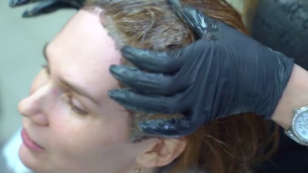 Staining of roots of hair dye. gray shading. — Stock Video