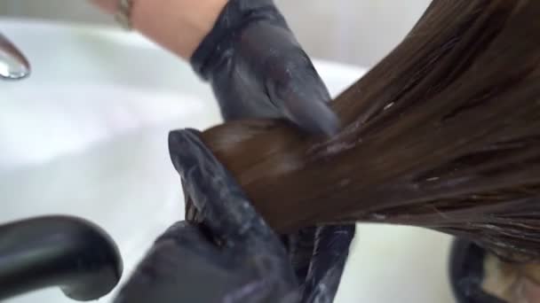 Cabello mojado después del champú. sombreado gris . — Vídeos de Stock