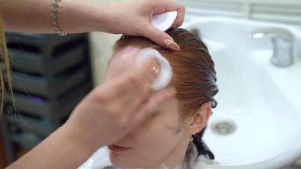 Almohadillas de algodón borrar restos de tinte para el cabello de la cara . — Vídeos de Stock