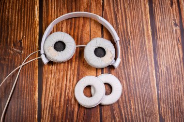 Eski beyaz kulaklığa damar tıkanıklığı gerekiyor.